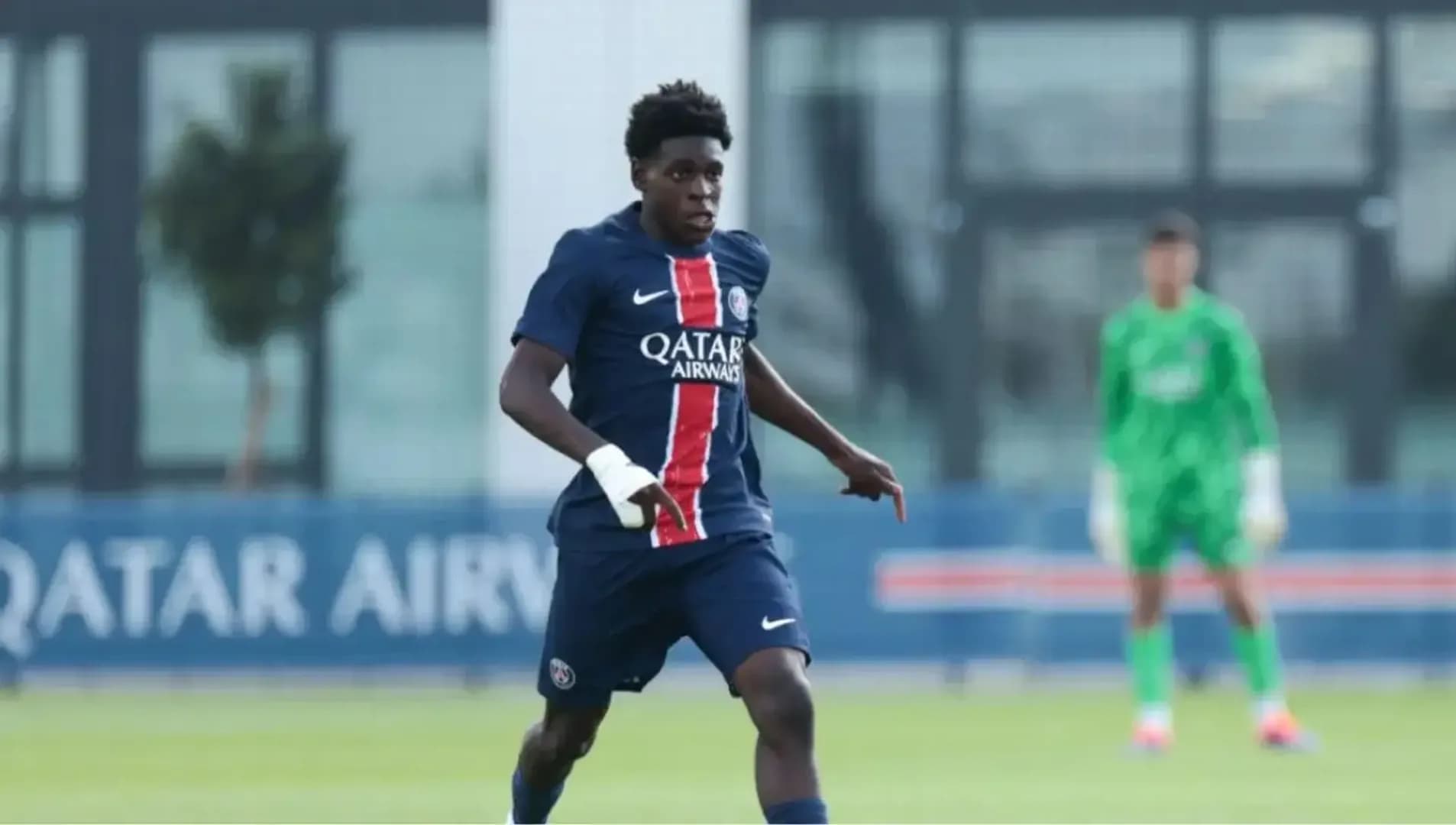 PSG : Emmanuel Mbemba, un jeune défenseur au cœur des convoitises du FC Barcelone