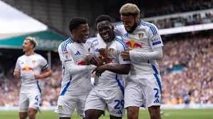 Leeds triomphe à Old Trafford après 45 ans grâce à un doublé d'Okafor