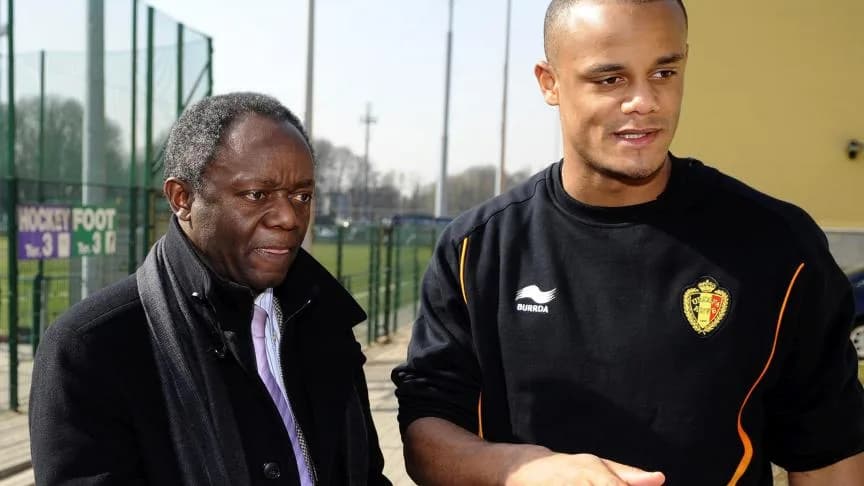 Pierre Kompany au Parlement belge avec une écharpe du Bayern Munich après la Ligue des champions